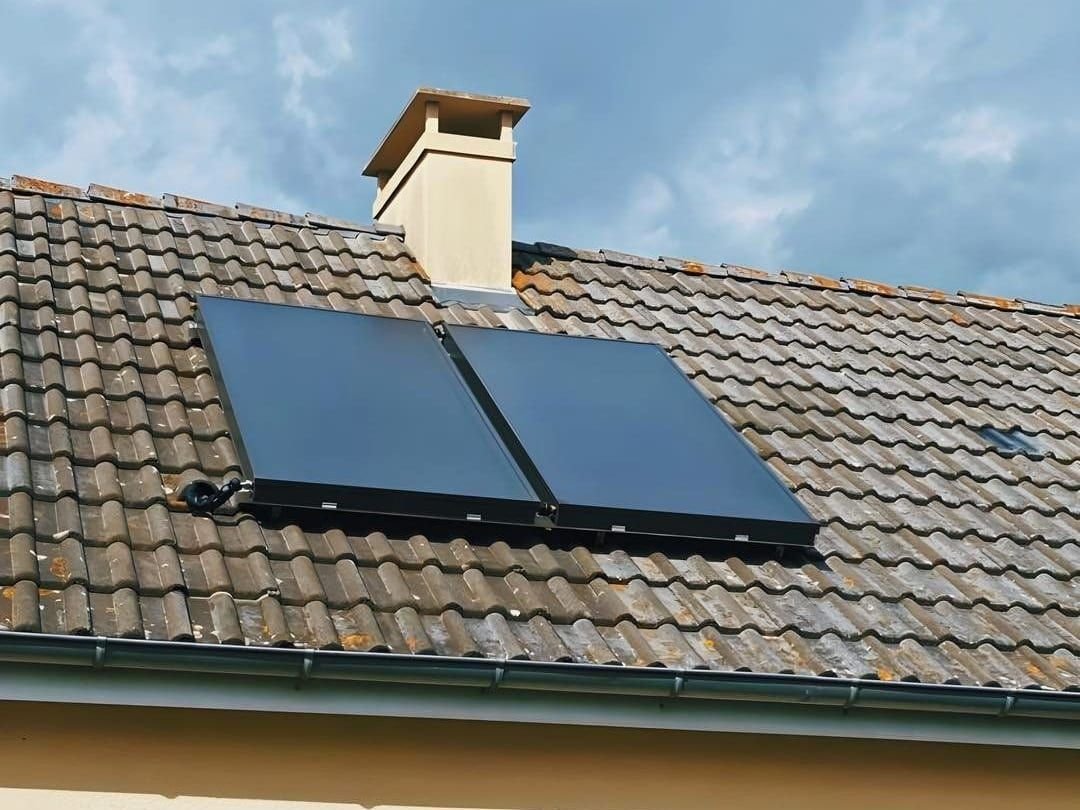 Deux capteurs solaires thermiques sur le toit en tuiles d’une maison en Charente-Maritime