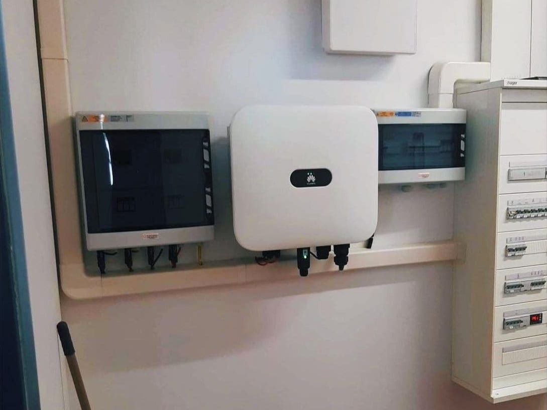 Onduleur et coffrets de protection de l’installation photovoltaïque fixés au mur, en Seine-Maritime