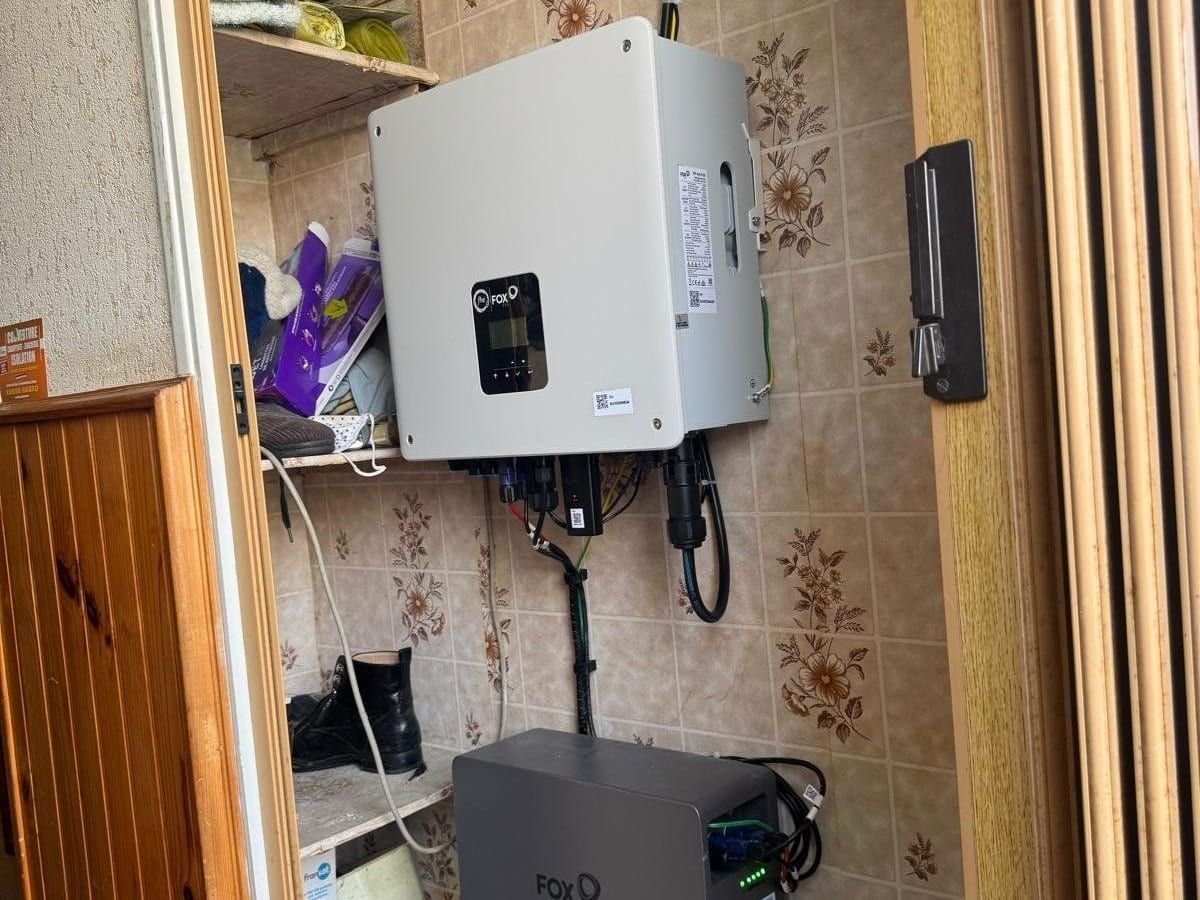 Onduleur et batterie de stockage installés dans un placard de maison