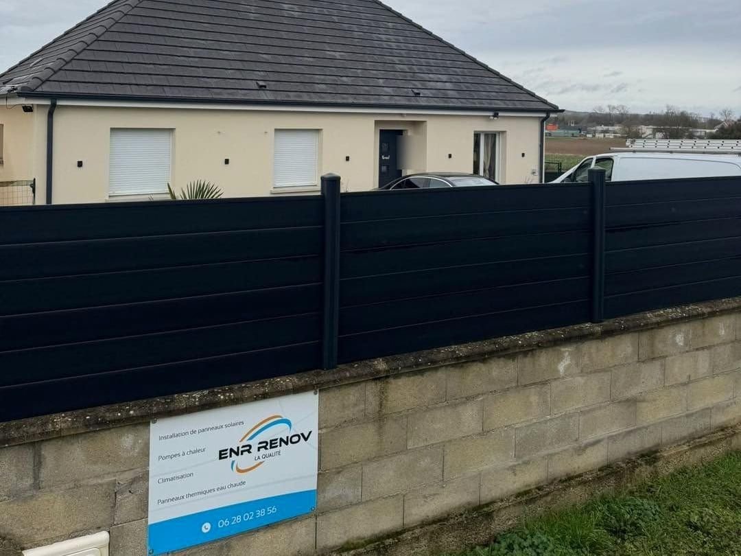 Panneau de fin de chantier ENR RENOV fixé sur le muret d’une maison
