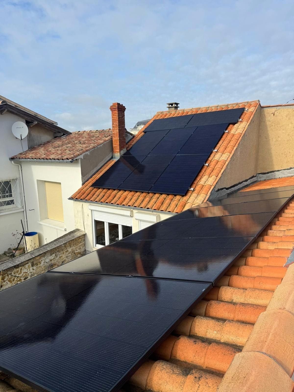 Panneaux solaires photovoltaïques noirs sur les toits en tuiles de maisons mitoyennes