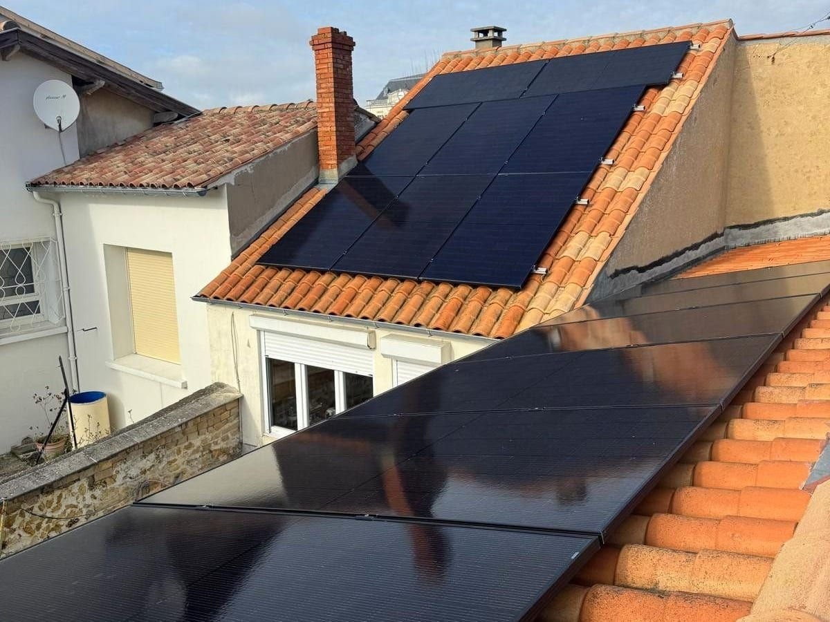 Panneaux solaires photovoltaïques noirs sur les toits en tuiles de maisons mitoyennes