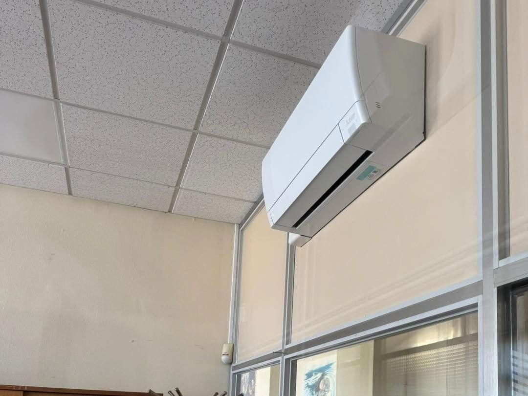 Unité intérieure murale de climatisation réversible dans un bureau en Loire-Atlantique
