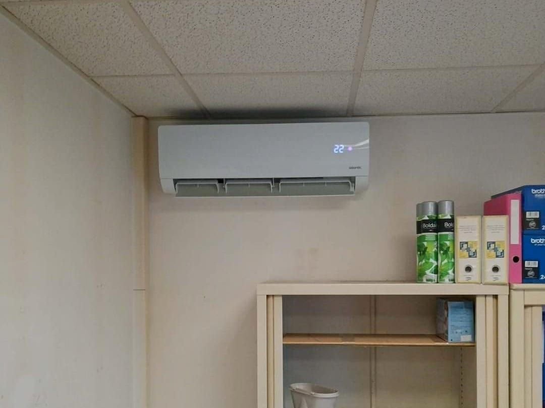 Unité intérieure murale de climatisation réversible dans un bureau du Var