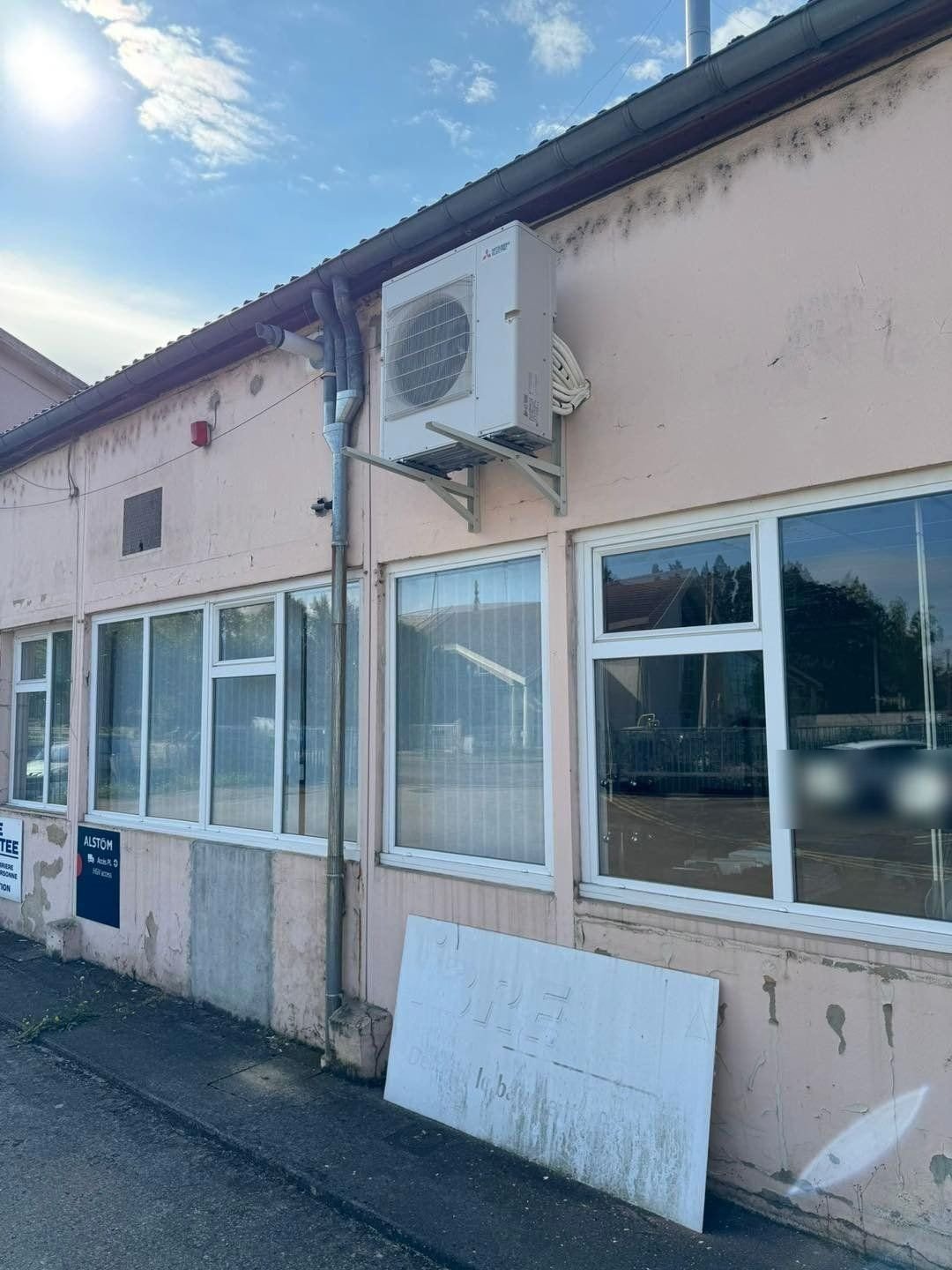 Unité extérieure de pompe à chaleur air/air fixée sur la façade d’un bâtiment de bureaux en Loire-Atlantique
